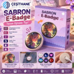 Çeşithane Sabron E-Badge Dijital Rozet – HD Renkli Ekran, Kişiselleştirilebilir Görsel, USB Şarjlı